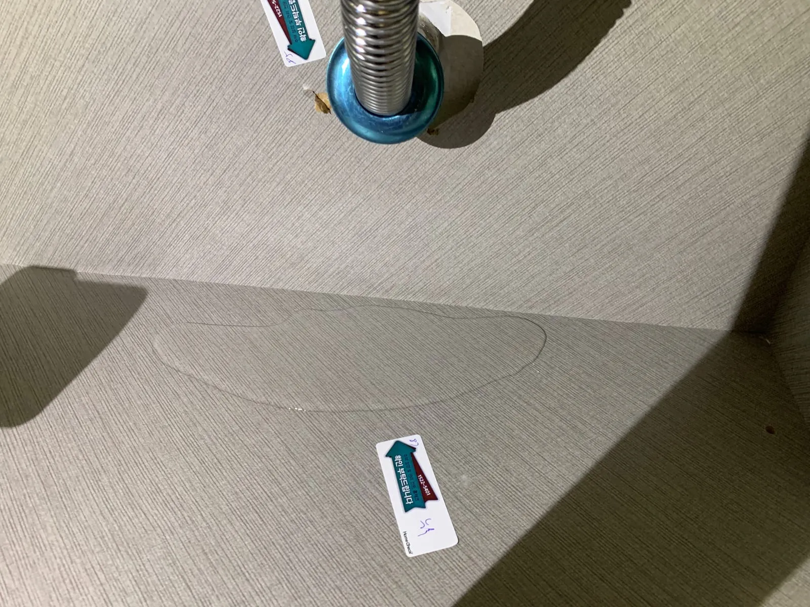 욕실 방수층 균열과 배수구 연결부 시공 불량으로 발생하는 인테리어 누수 하자