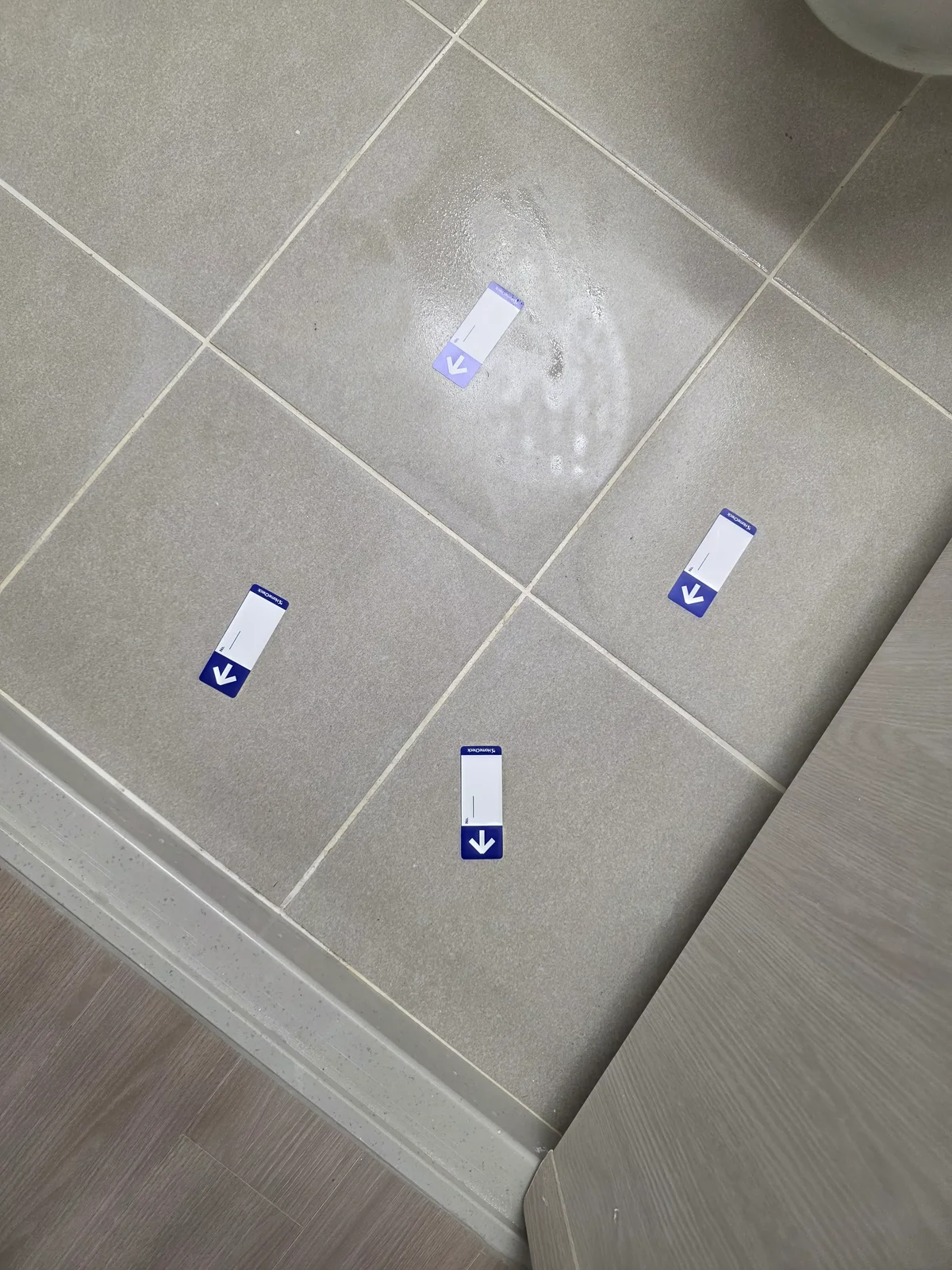 바닥 타일이 시공면에서 떠 있는 들뜸 하자 사례