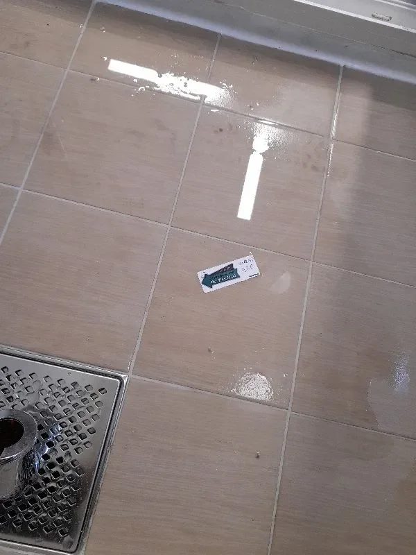 다용도실 바닥 배수가 원활하지 않은 구배불량 사전점검 하자 사례