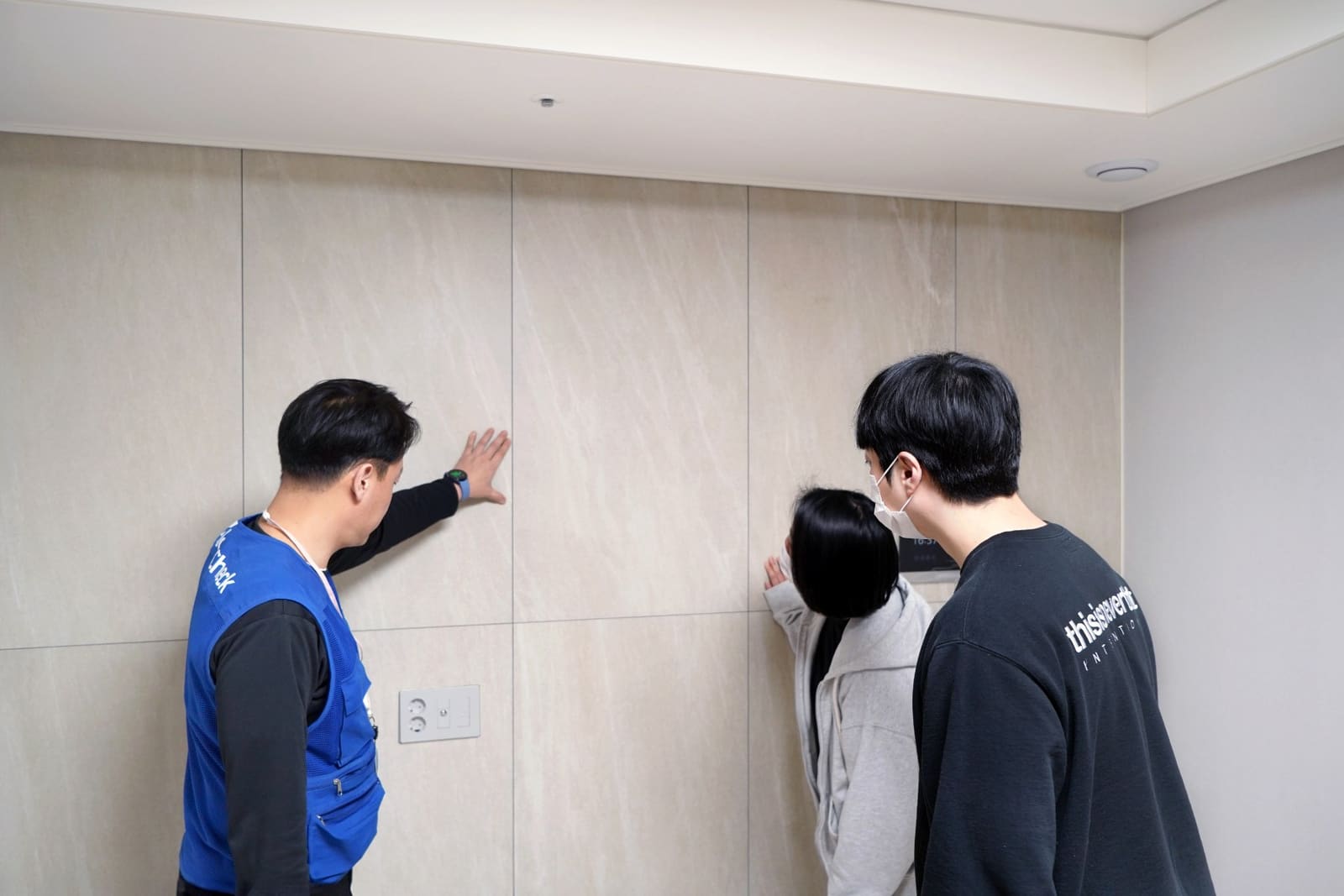 홈체크 점검 전문가가 고객에게 기술 상담을 제공하는 모습