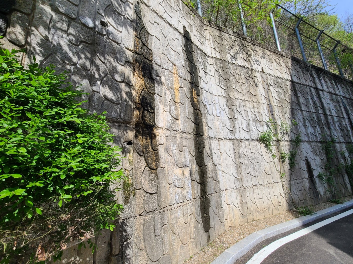 초등학교 옹벽 정기안전점검을 통한 현장 제원과 결함 상태 확인