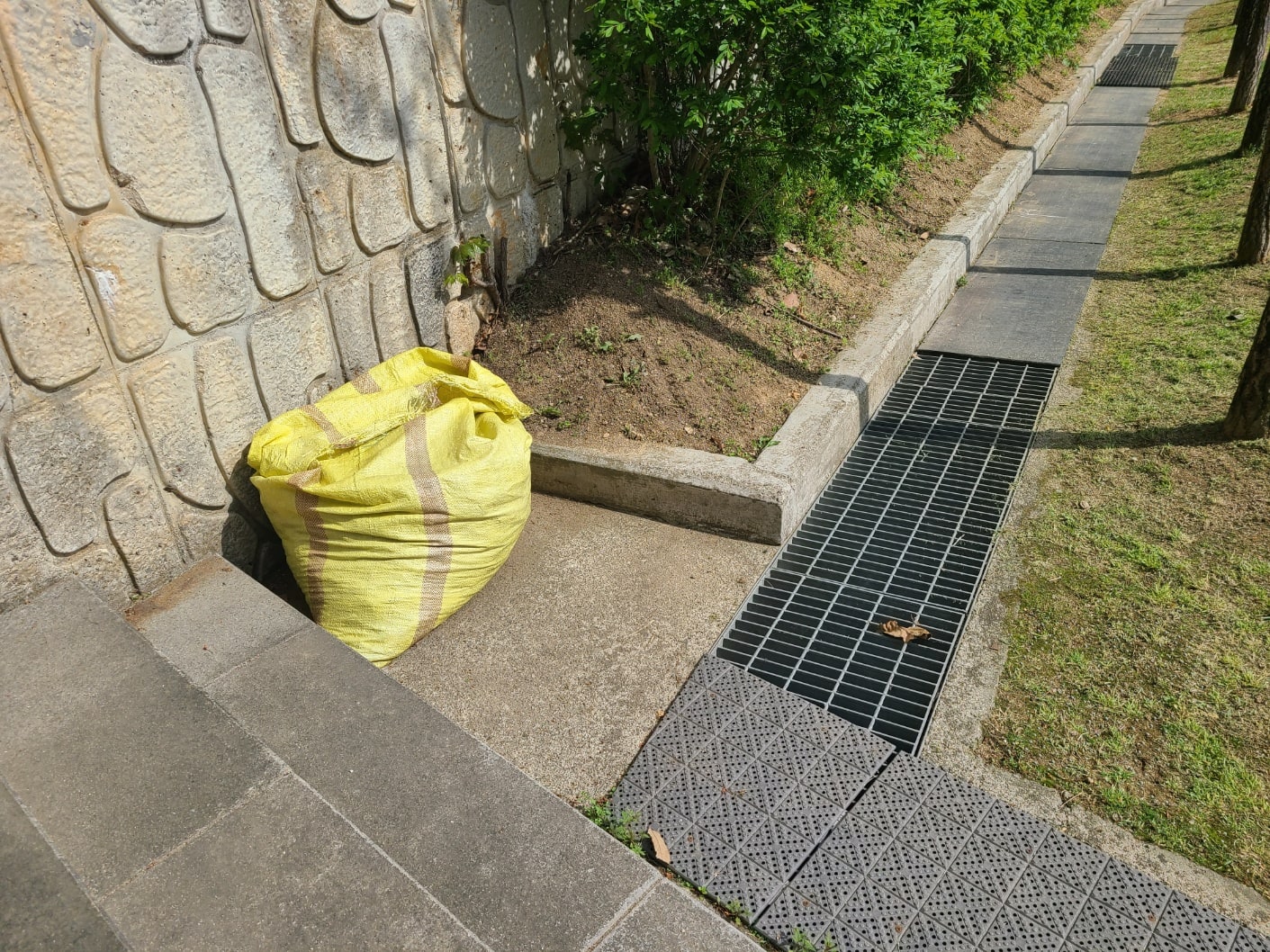 옹벽 상부 배수로의 통수 장애와 사면 상태 점검