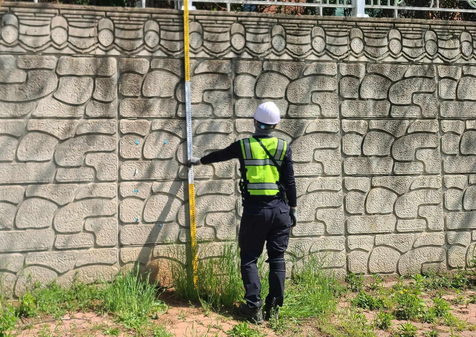 옹벽 정기안전점검에서 콘크리트 균열과 박락 등 표면 결함 조사